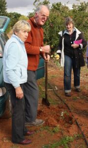 2009-4 Lynne, David and Billy planting Fake Perle